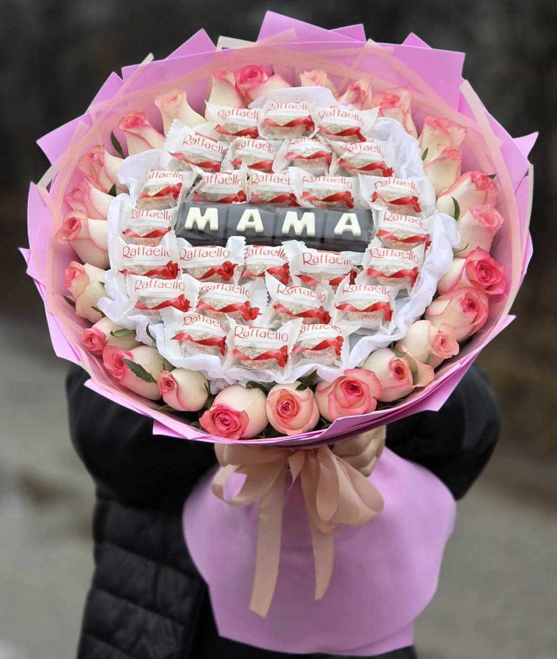 Букет из роз и раффаэло